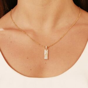 Colar dourado com a letra "A" incolor