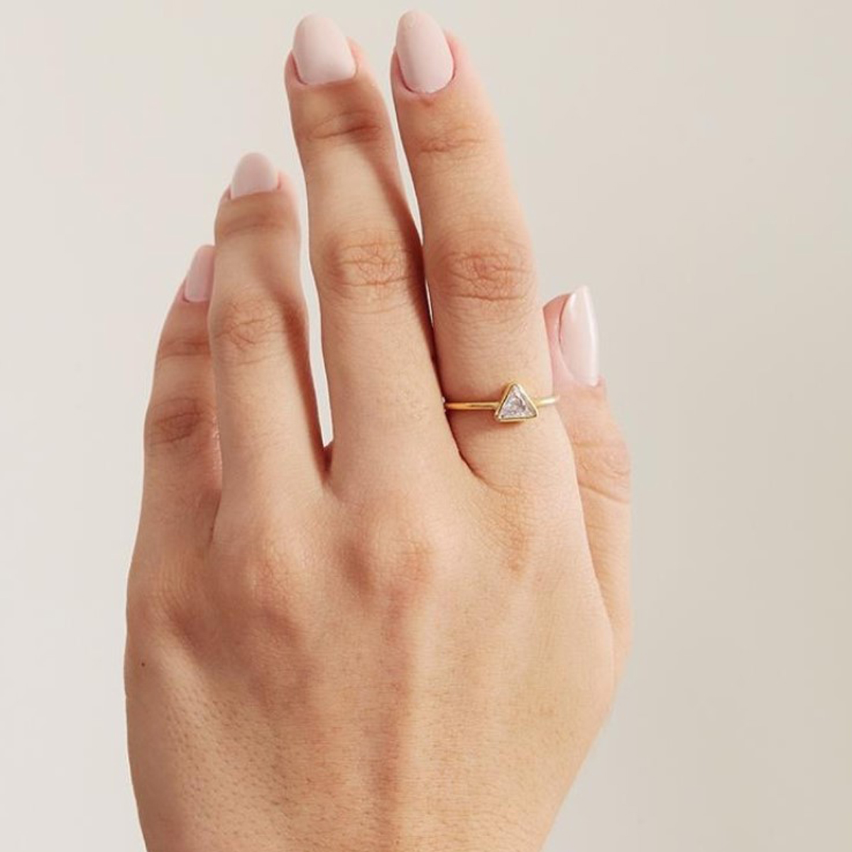 ANEL SOLITÁRIO DOURADO COM TRIANGULO INCOLOR | BANHO DE OURO 18K - Imagem 3