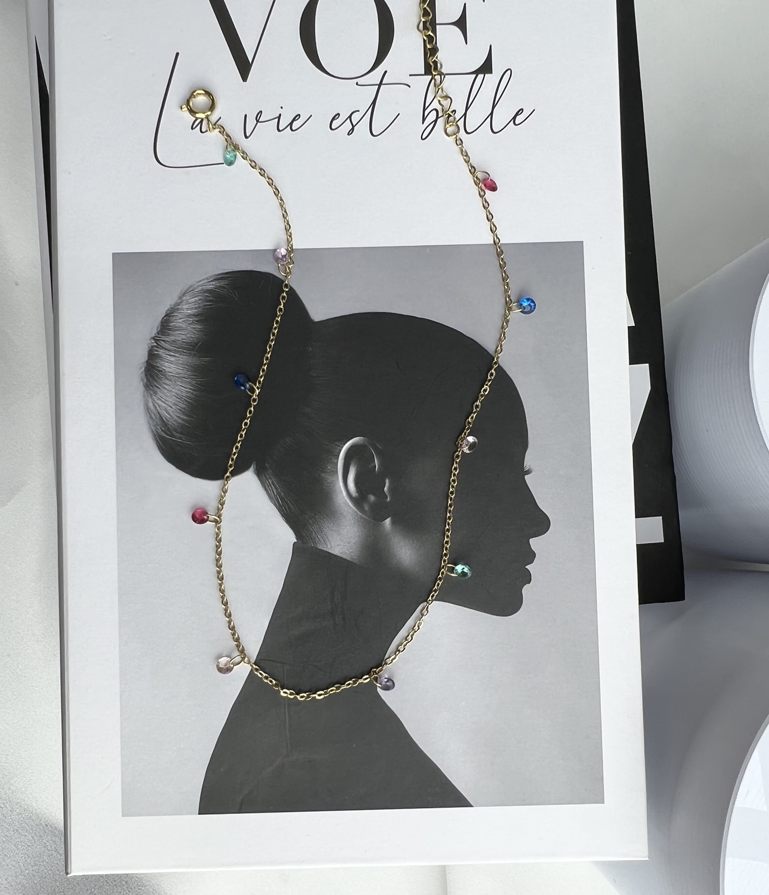 CHOKER DOURADA COM CRISTAIS COLORIDOS | BANHO DE OURO 18K