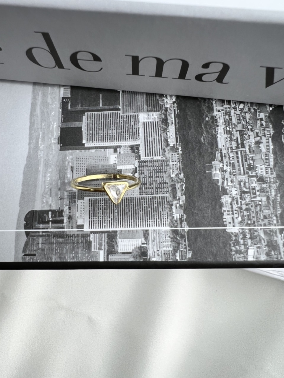 ANEL SOLITÁRIO DOURADO COM TRIANGULO INCOLOR | BANHO DE OURO 18K