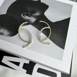 BRINCO LINA DOURADO COM ZIRCÔNIAS | BANHO DE OURO 18K