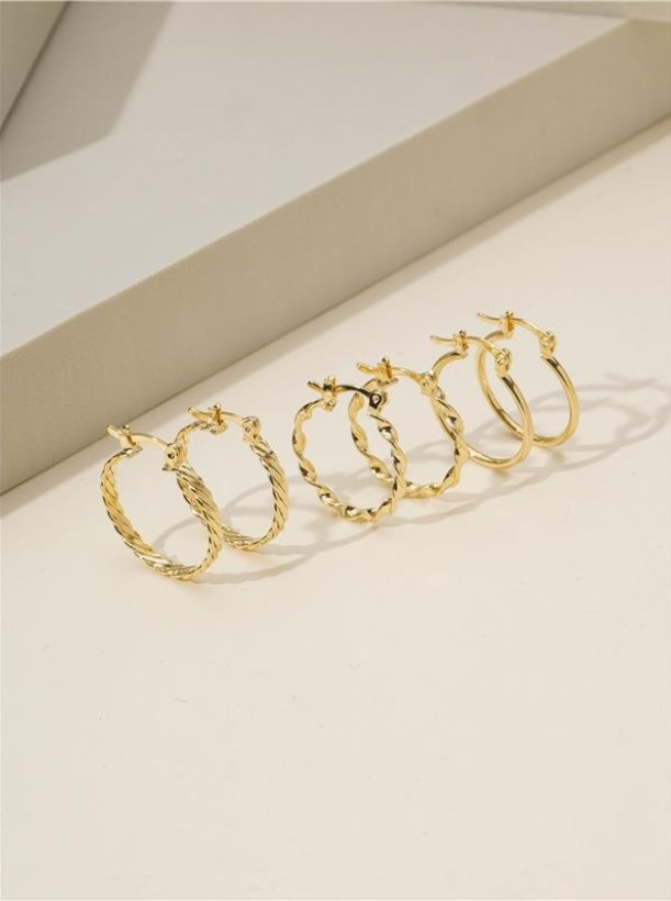 ARGOLA COM PINO ITALIANO TORCIDA | BANHO OURO 18K - Imagem 3