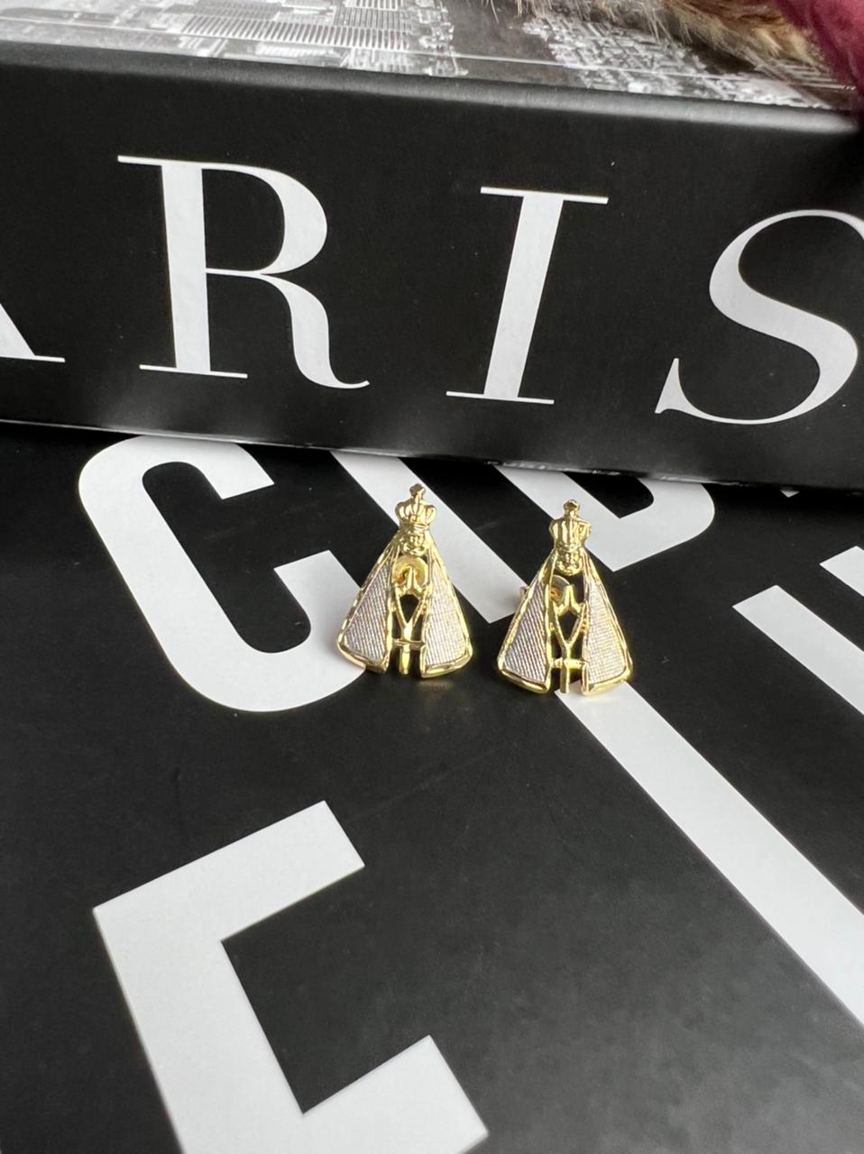 Brinco Nossa Senhora Dourado Detalhe em Prata 925 | Banho Ouro 18k