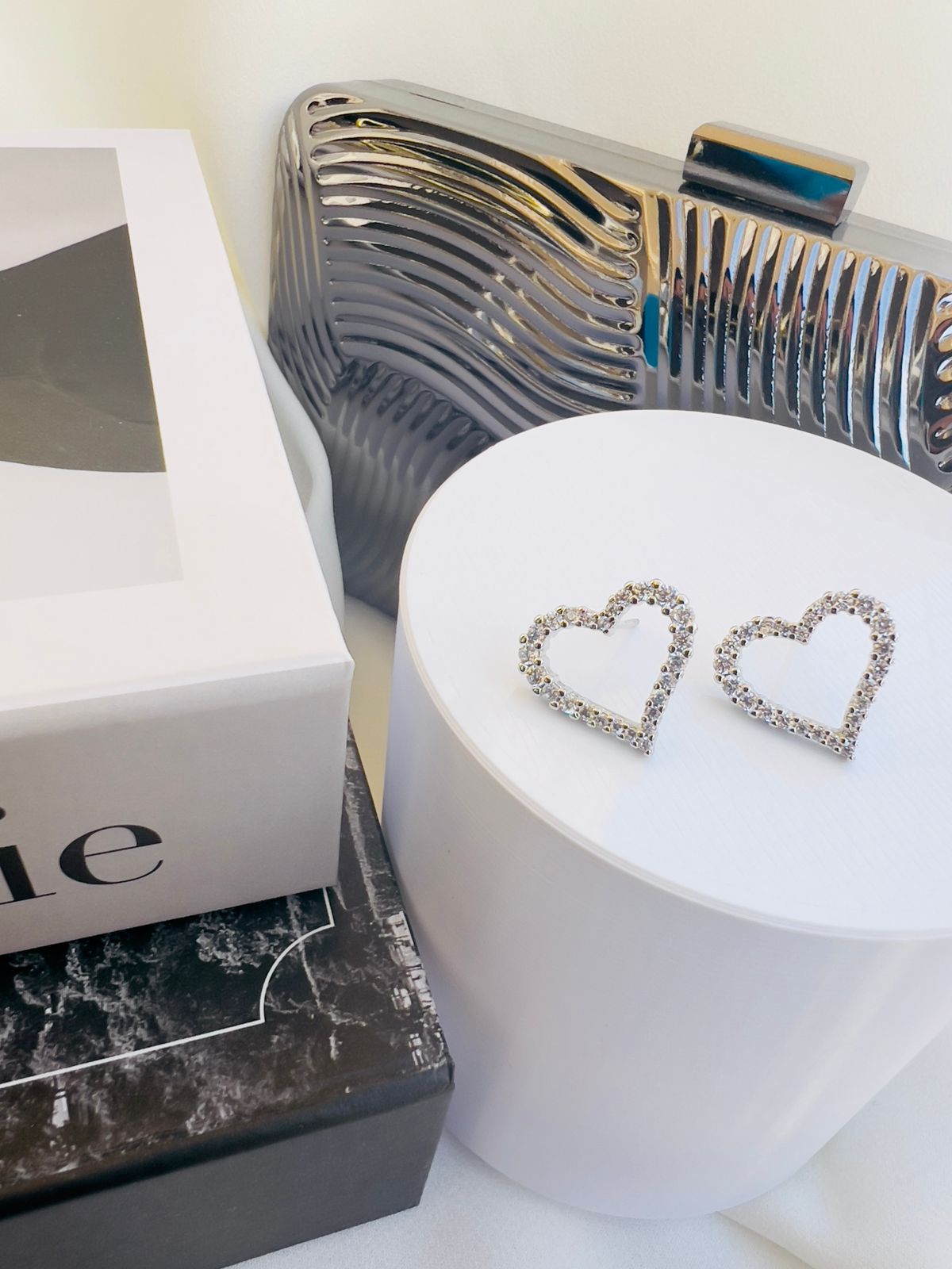 Brinco Coração Zircônias "M" | Banho Ródio