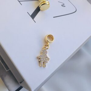 Berloque Menina Cravejado | Banho Ouro 18k