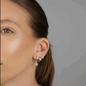 Brinco Trevo Cravejada "P" | Banho Ouro 18k