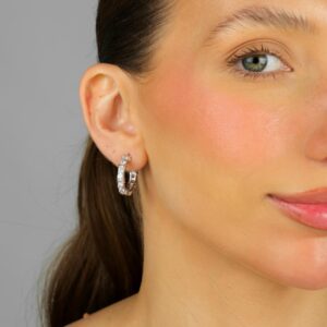 Argola Cravejada Lúmina | Banho de Ródio